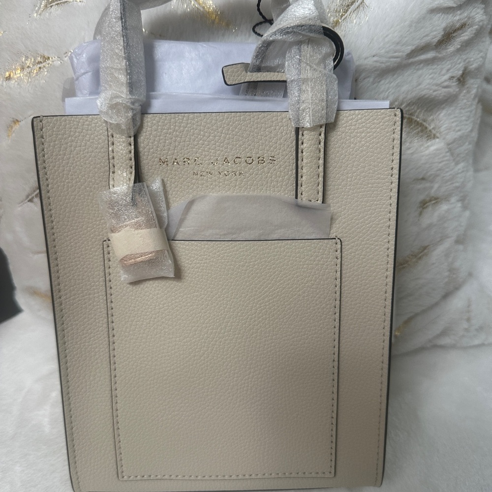 Marc Jacobs Cream Tote Bag with Structured Design